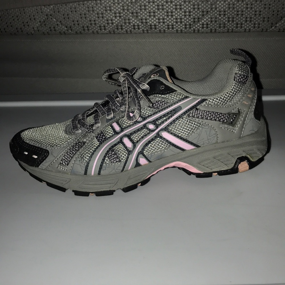 ASICS Gel Enduro. Size 6 - Women’s